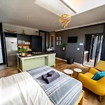 Green Point\'S Nest - Indulge In An Urban Oasis